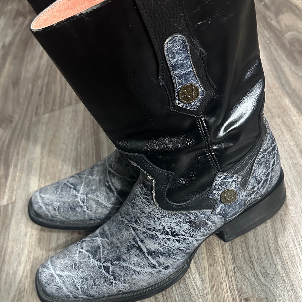 Stylish Black and Gray Men's Western Boots - Picture 4 of 13